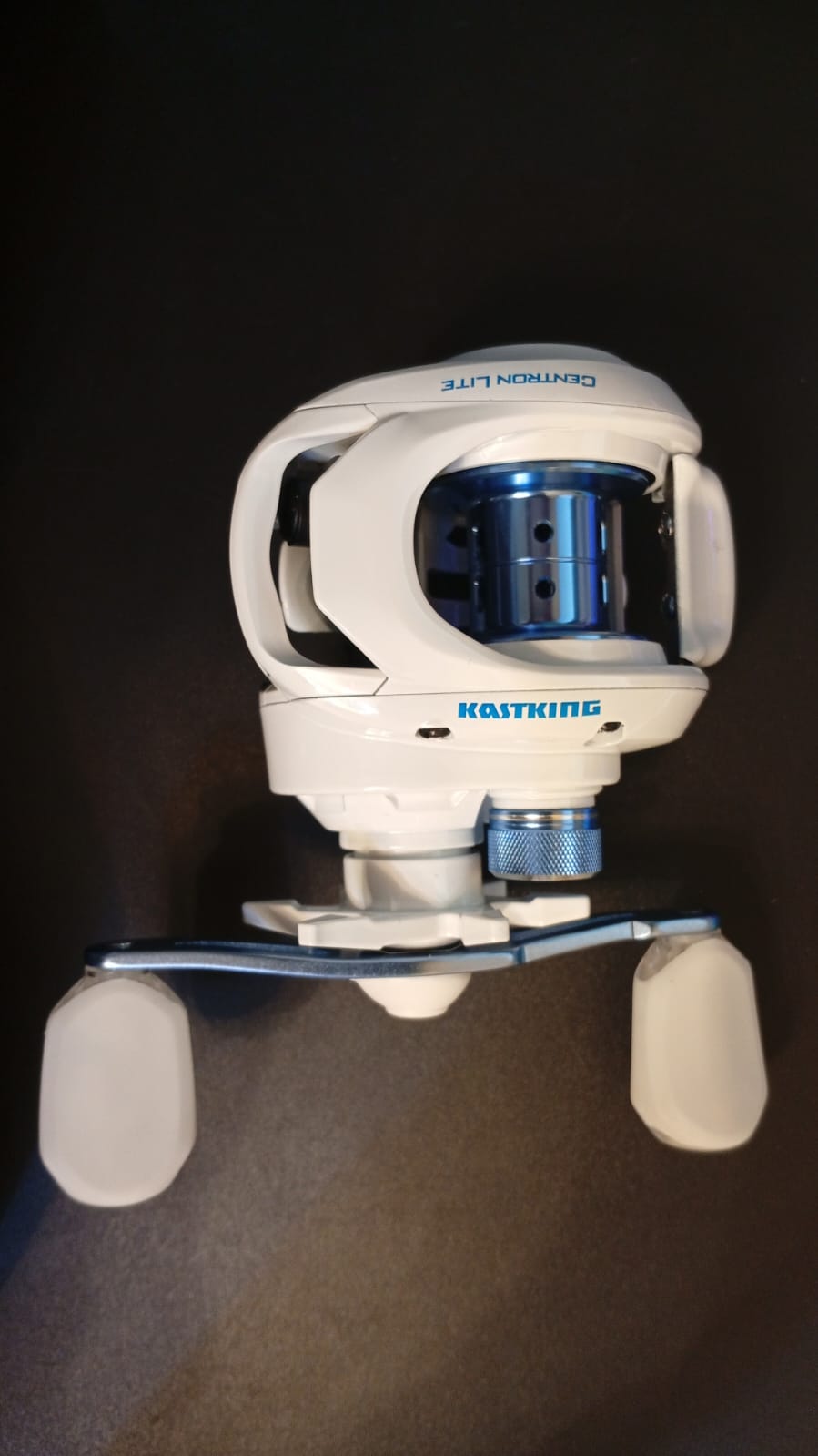 Carrete de pesca para zurdos, KastKing Centron Lite, blanco.