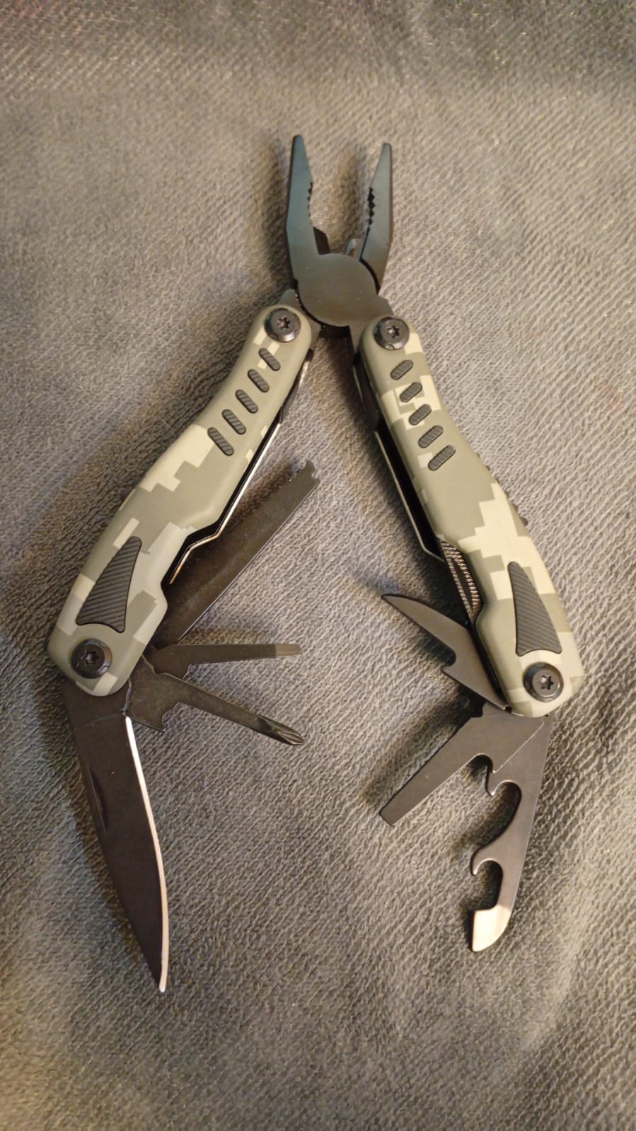 Herramienta Multifuncional Plegable EDC 14, Con estuche.