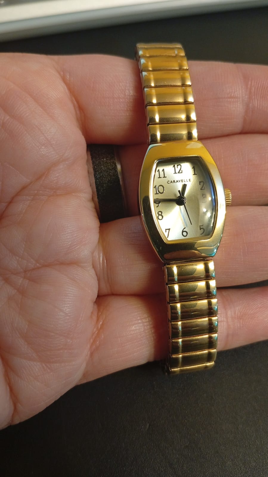 Reloj para mujer, banda de expansión, Caravelle by Bulova.(USADO)