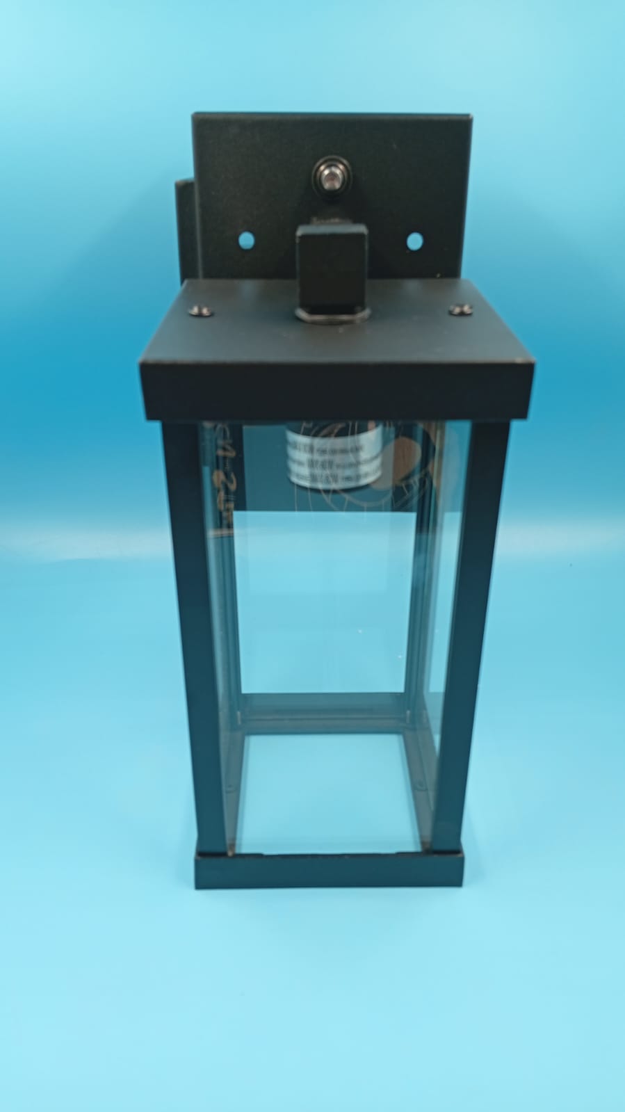 Luz de porche con tomacorriente, impermeable, sensor de luz.