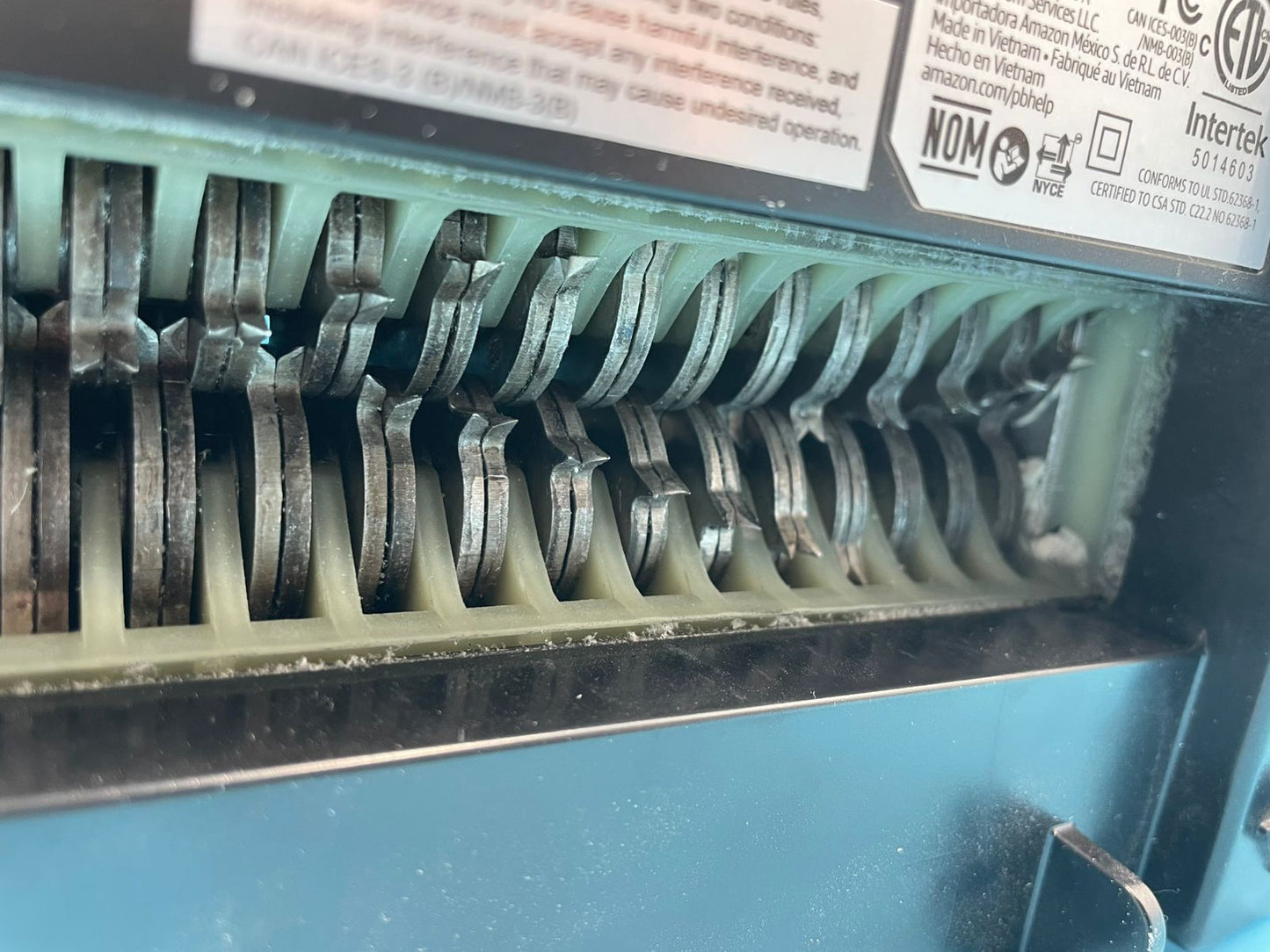 Amazon Basics Trituradora de corte transversal de 12 hojas para papel.(usada)