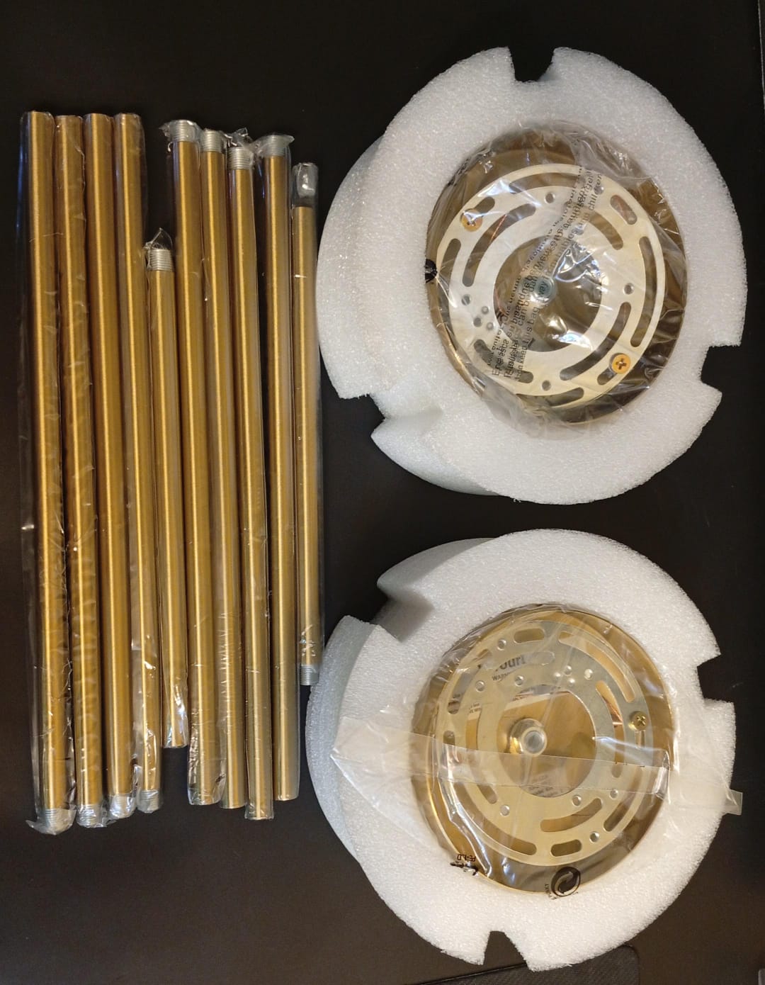 Lámparas colgantes de cristal, color latón, altura ajustable.