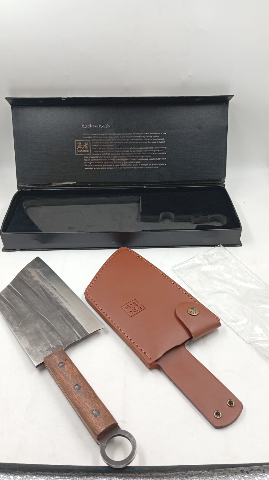 Cuchillo de carnicero de 7.8", con funda y mango de madera forjado.