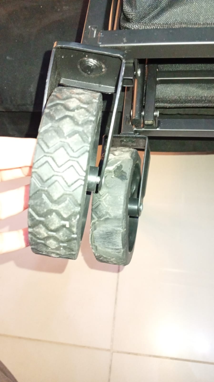 Carro plegable plegable, resistente, 180 lbs. (Detalle en rueda).