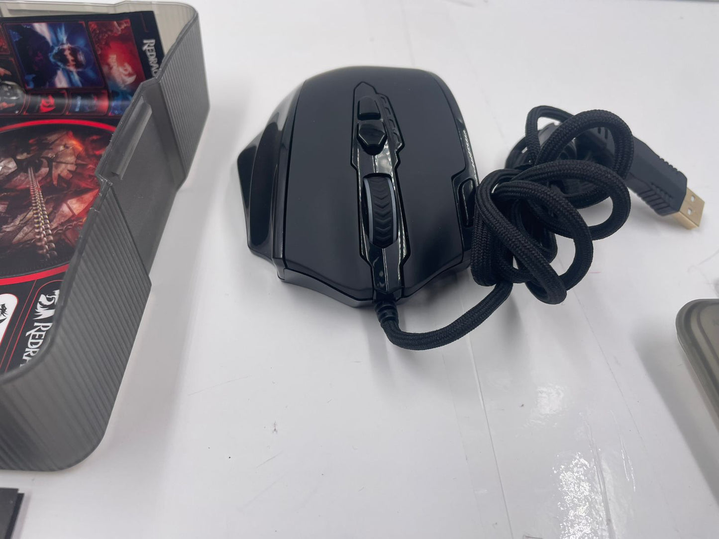 Ratón Redragon Impact RGB LED MMO con botones laterales.(USADO)