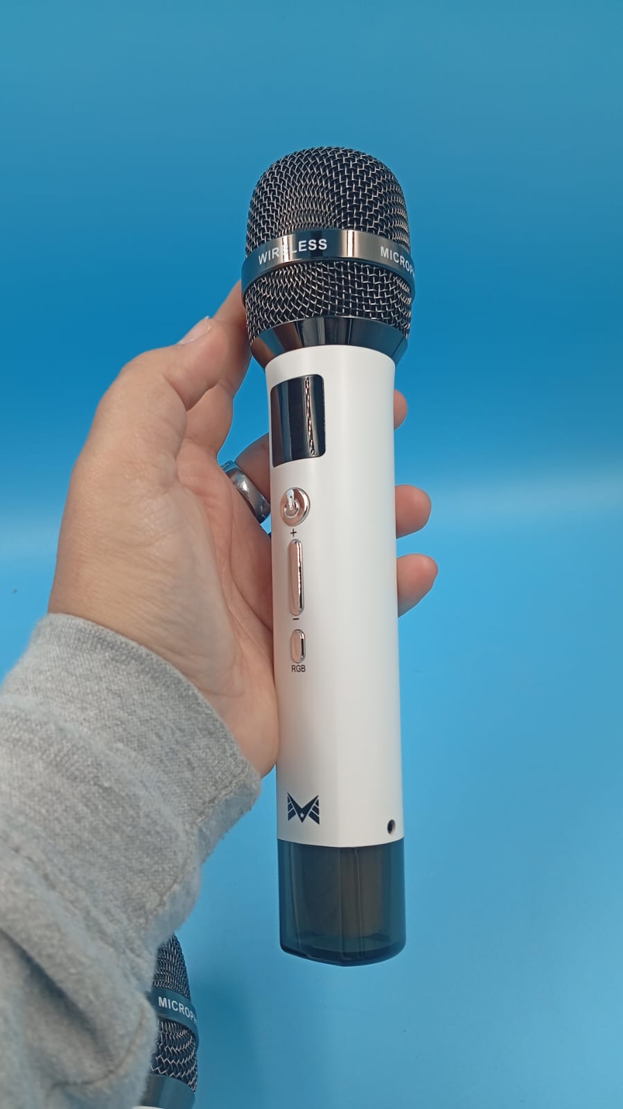 Micrófonos inalámbricos, conexión chip uno a uno, luces LED.