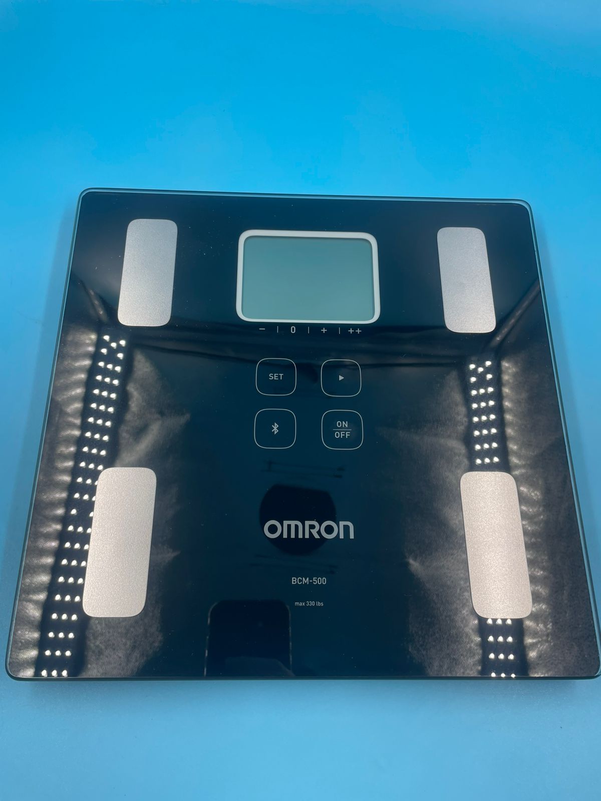 Báscula y monitor de composición corporal OMRON.