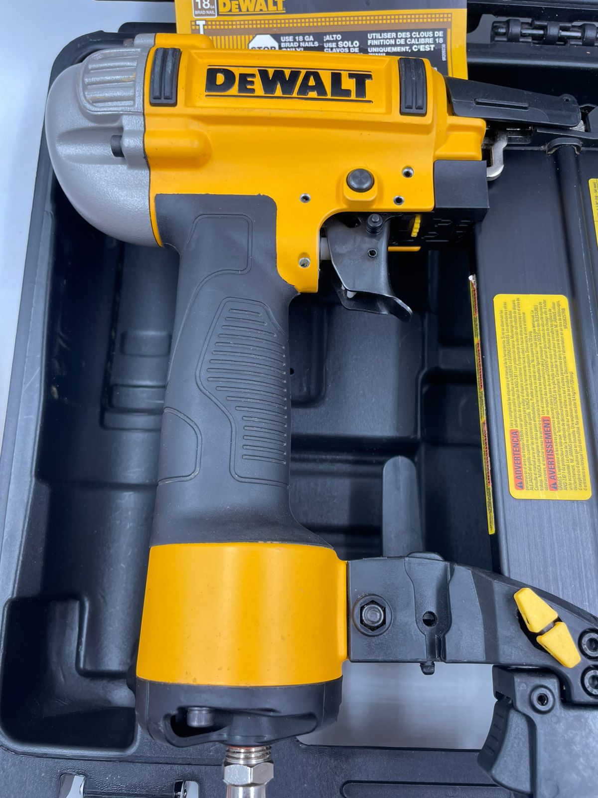 Clavadora Brad neumática calibre 18 DEWALT.(USADA)