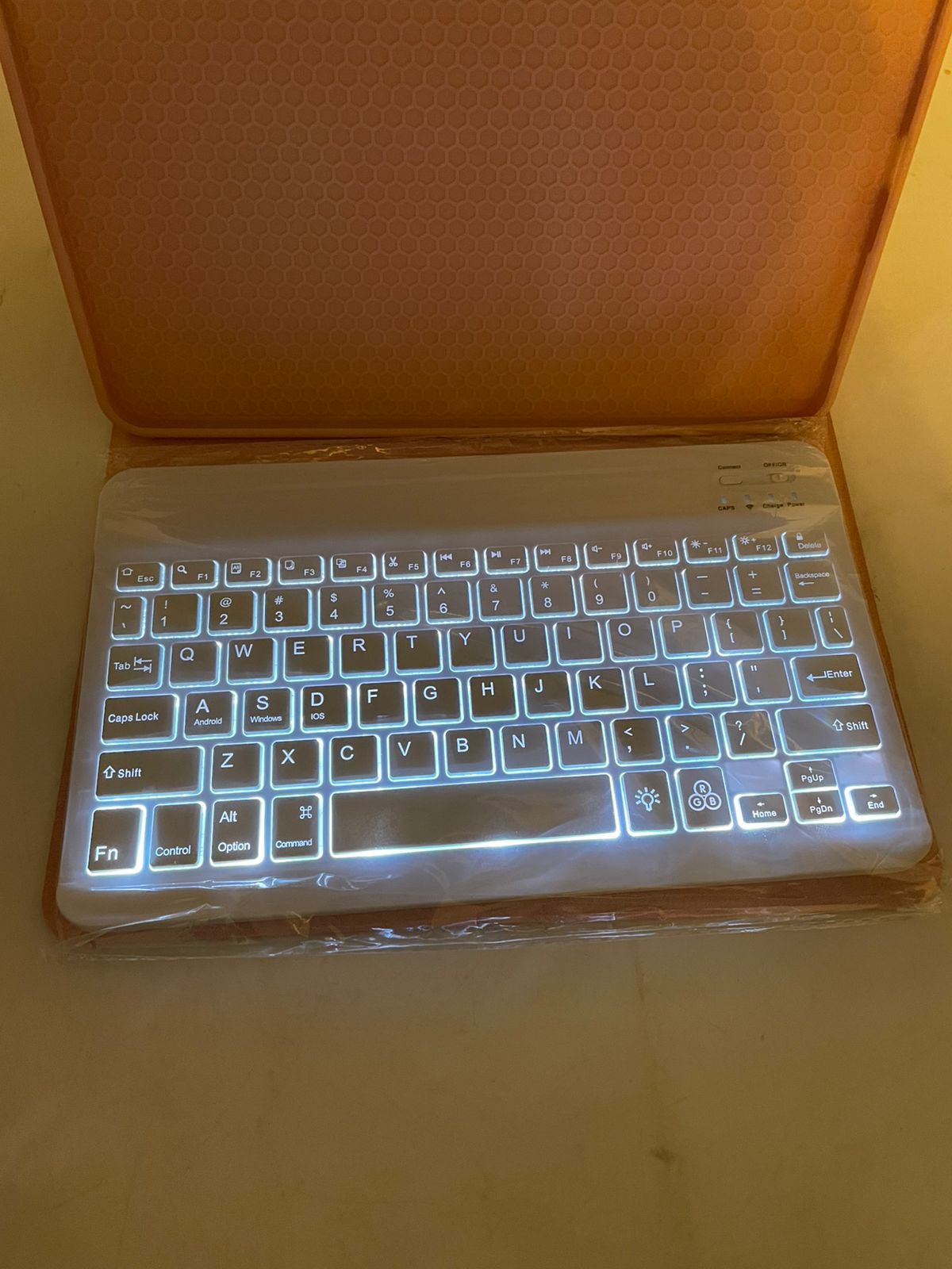 FUNDA PARA IPAD ROSA DE 11 PULGADAS, CON TECLADO.