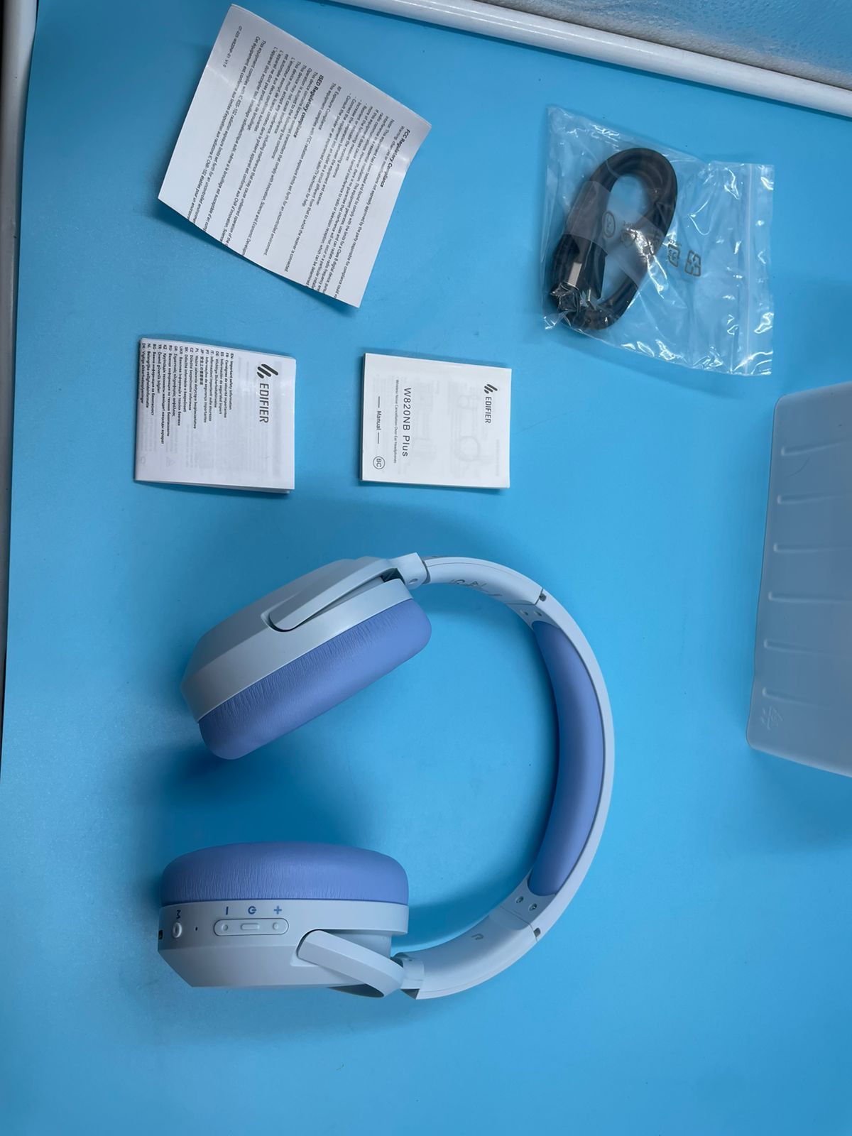 Auriculares Edifier W820NB Plus con cancelación activa de ruido.