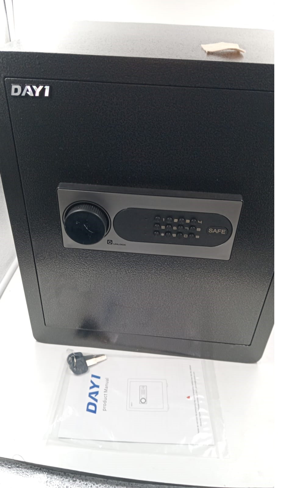 Day1 Caja Fuerte, Segura, Alarma Doble, Estante Extraible.