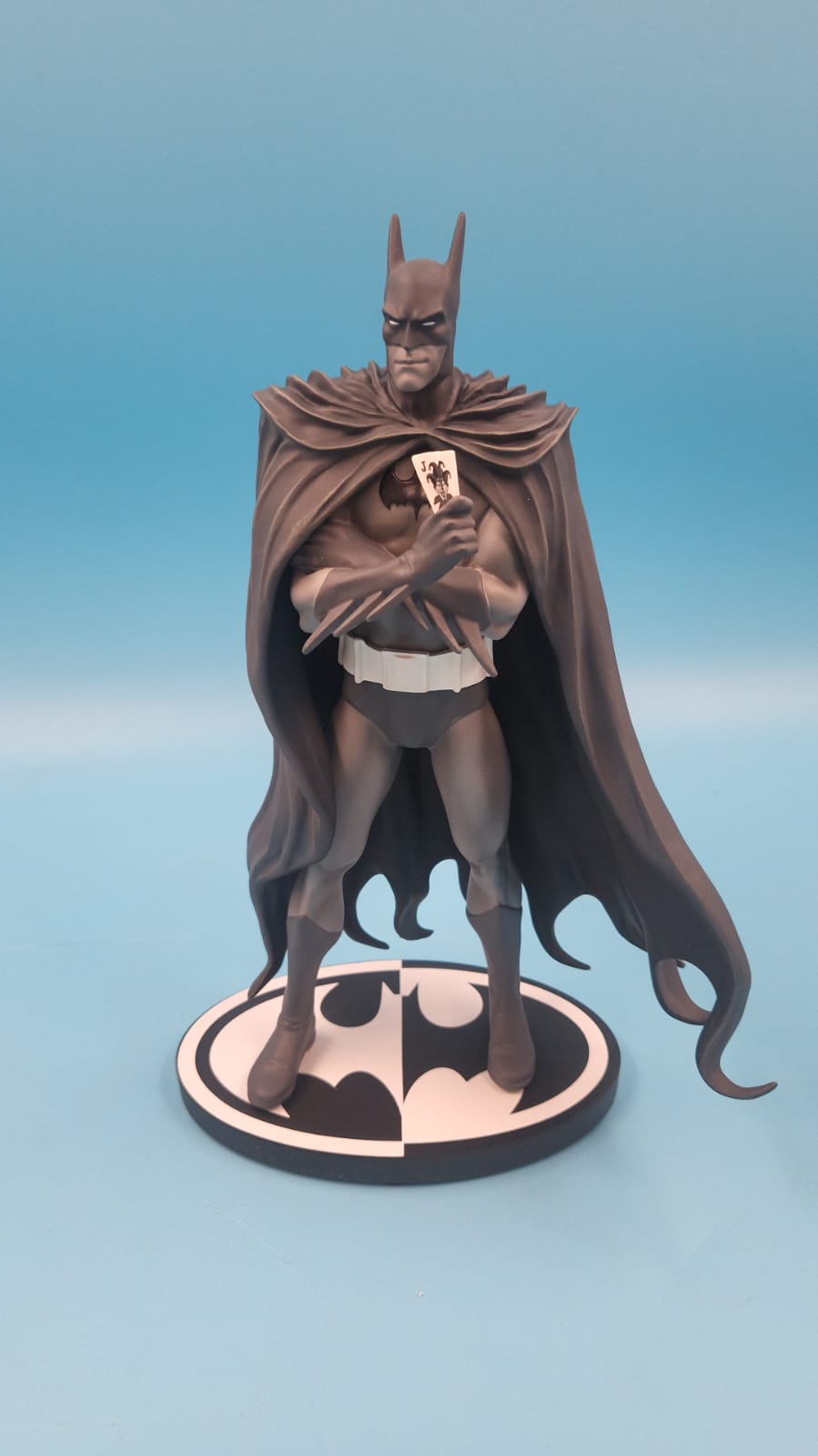 McFarlane Toys DC Direct Batman Blanco y Negro (Resina)