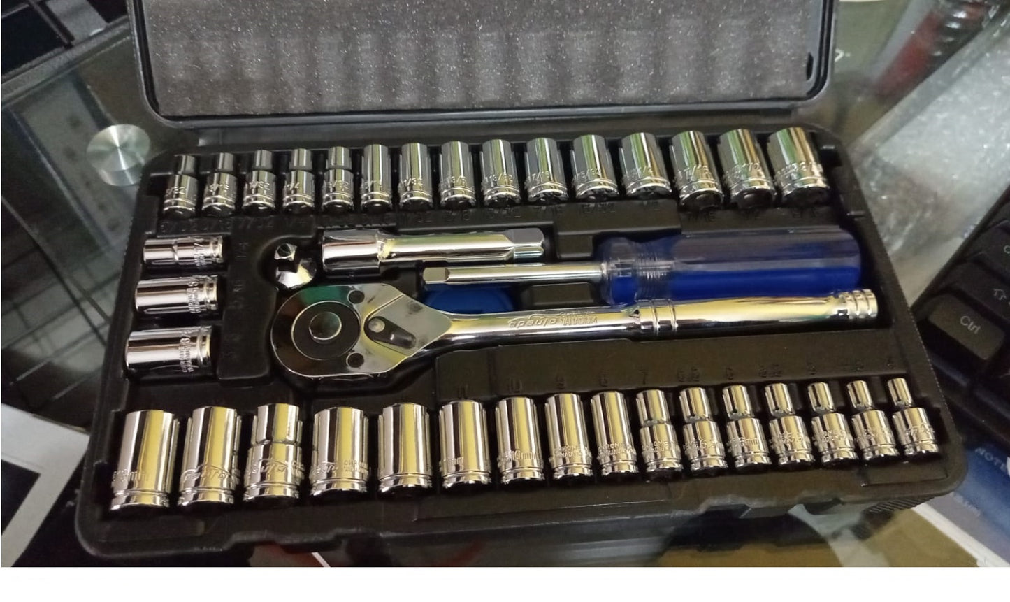 Juego de 40 llaves de 1/4" y 3/8" con carraca reversible, 72 dientes.