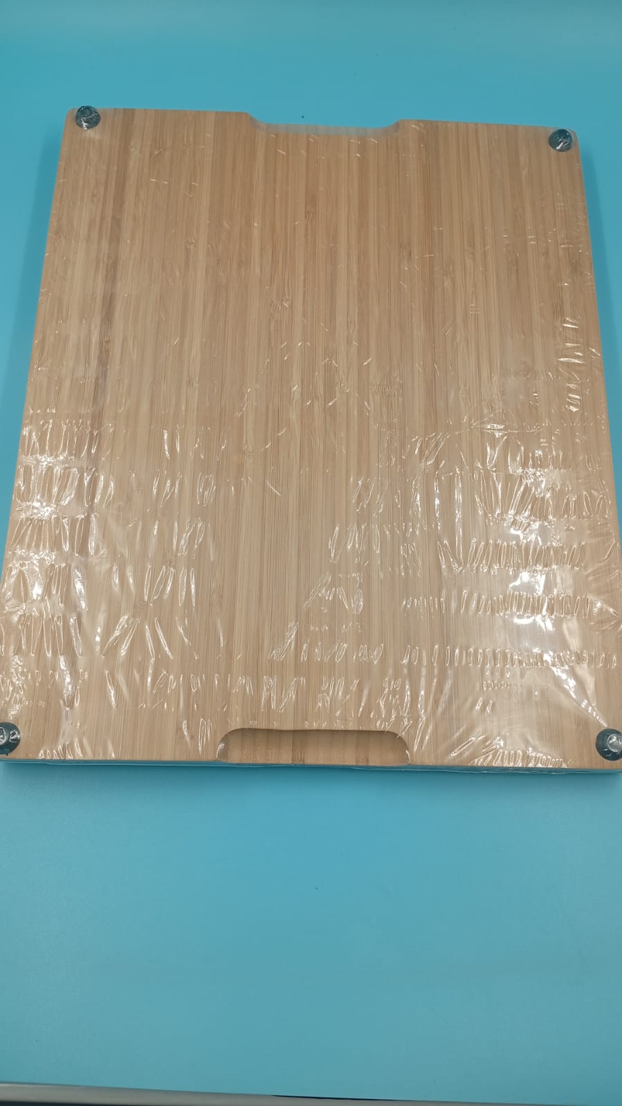 Tabla para quesos y charcutería, Abell, con 4 cuchillos y 2 cuencos.