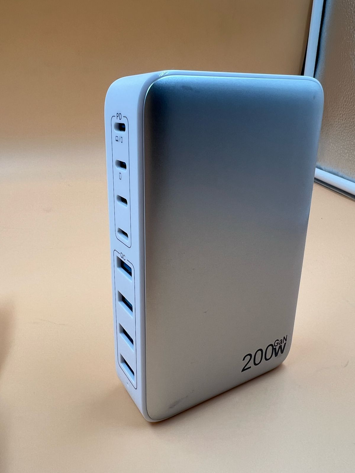 Cargador USB C de 200 W adaptador GKUTW (USADO)