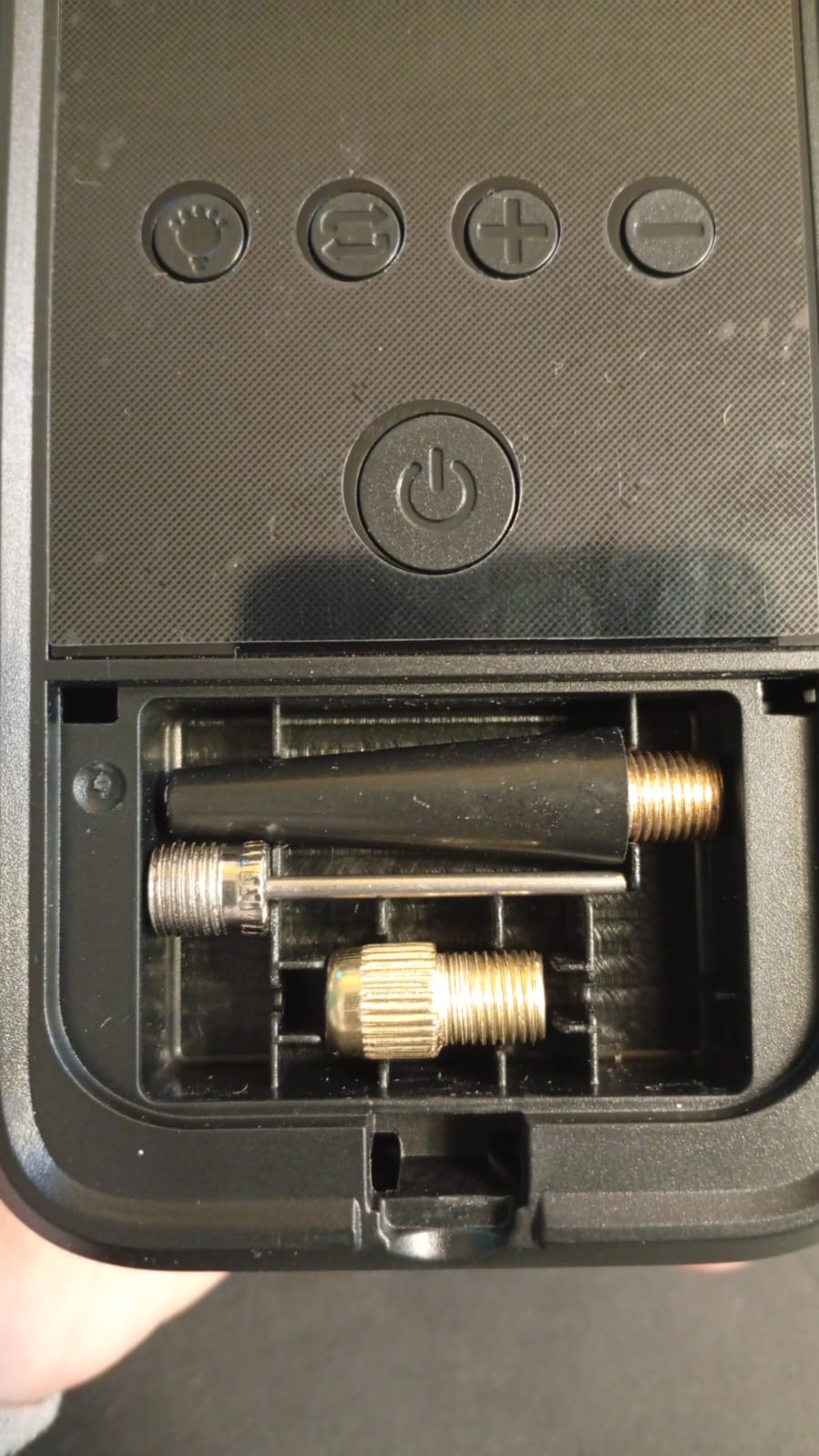 Inflador de neumáticos, portátil, con luz LED de emergencia (USADO).