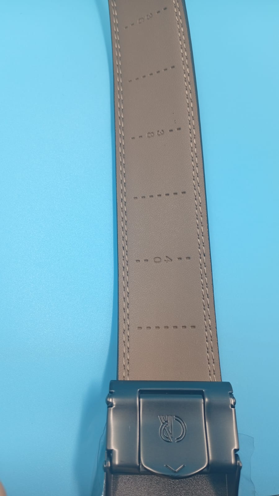 Cinturón de cuero con trinquete para hombre, ajuste personalizable.