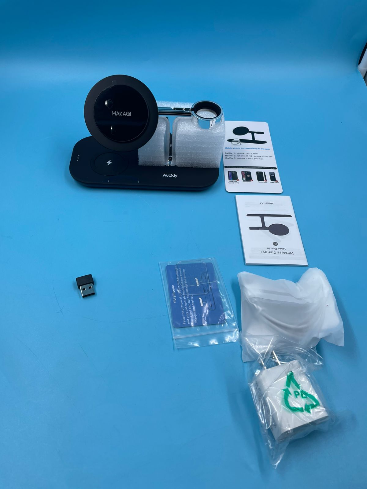 Estación de carga inalámbrica magnética para iPhone 3 en 1 .