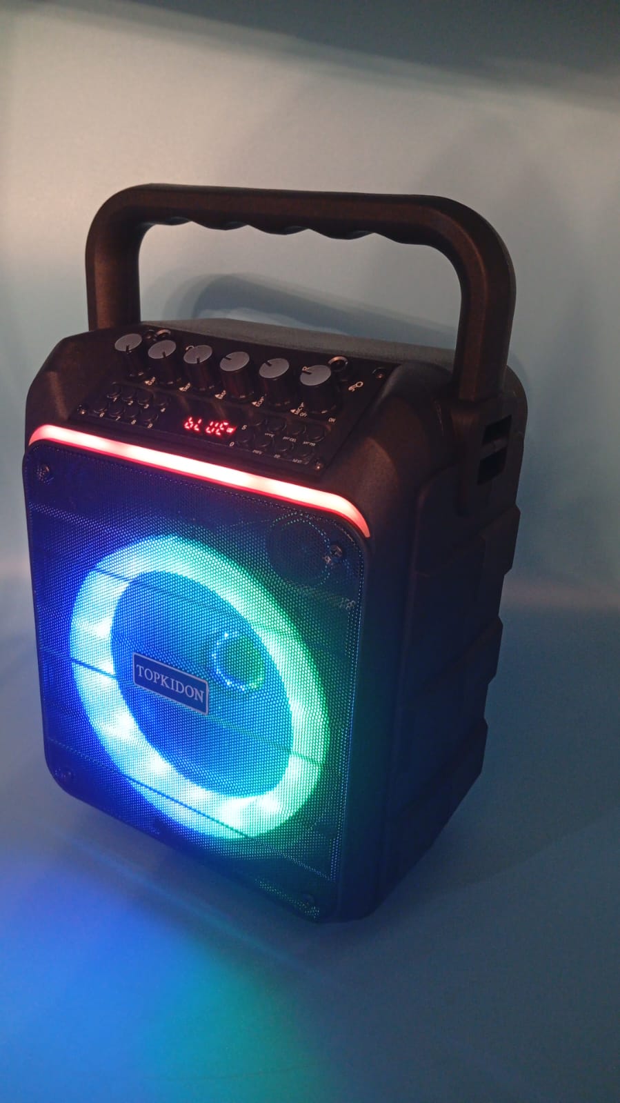 Máquina de karaoke, 2 micrófonos inalámbricos, entrada AUX.