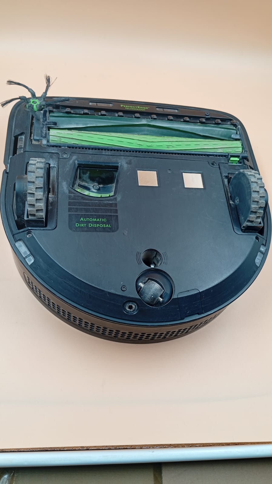 Robot Aspirador con eliminación automática de Suciedad.USADA