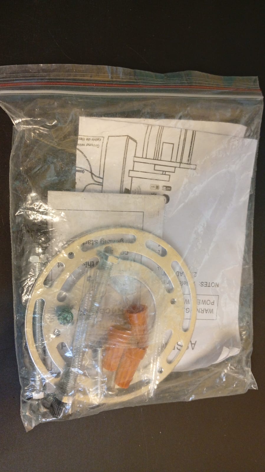 Luz de porche con tomacorriente, impermeable, sensor de luz.