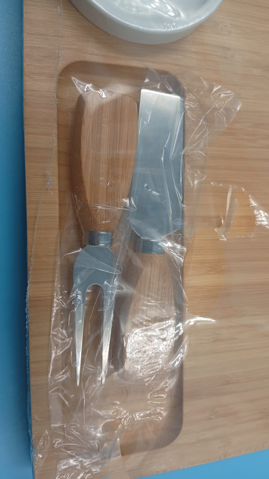 Tabla para quesos y charcutería, Abell, con 4 cuchillos y 2 cuencos.