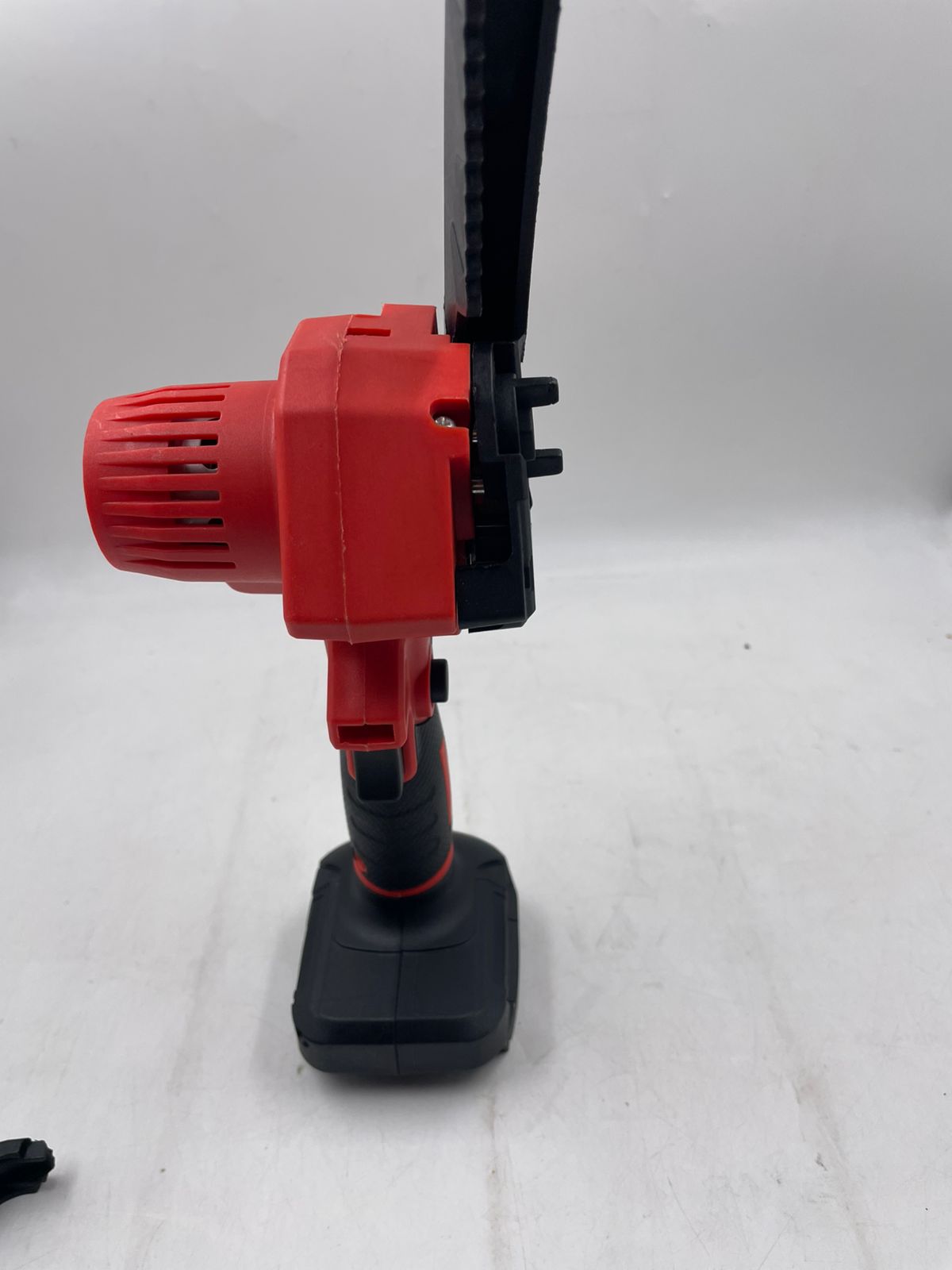 Mini motosierra inalámbrica de 6 pulgadas.