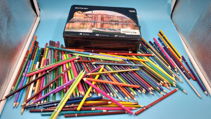 Lápices de colores profesionales para dibujar. caja abierta