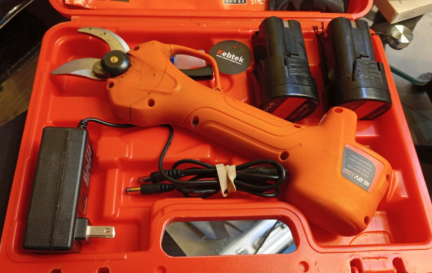 Tijeras de podar eléctricas, recargable, 2 baterias, (USADO).