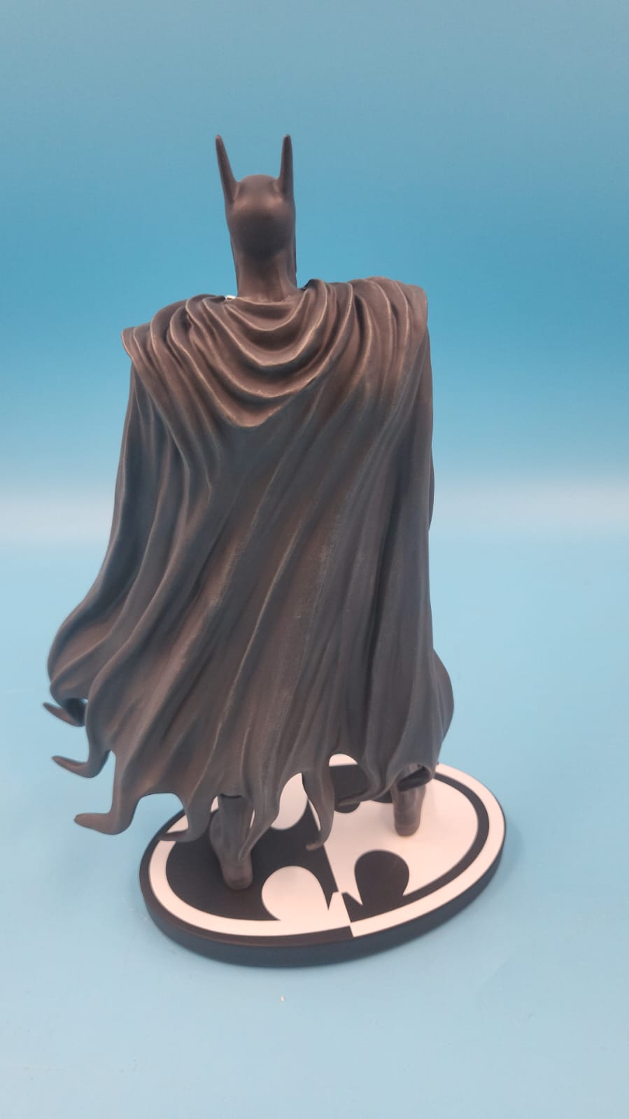 McFarlane Toys DC Direct Batman Blanco y Negro (Resina)