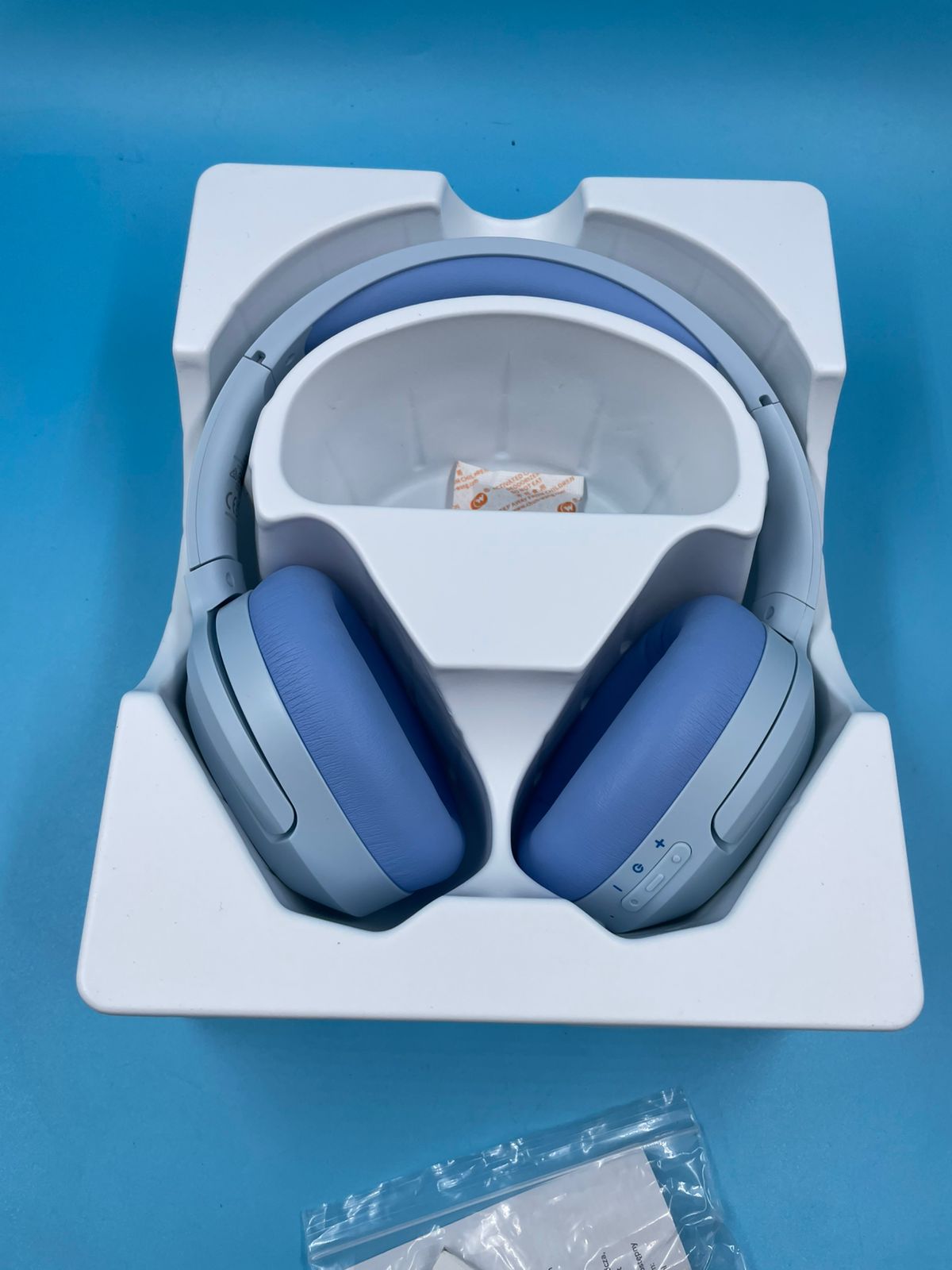 Auriculares Edifier W820NB Plus con cancelación activa de ruido.