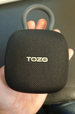 Altavoz Bluetooth portátil con mosquetón ajustable, TOZO PE1