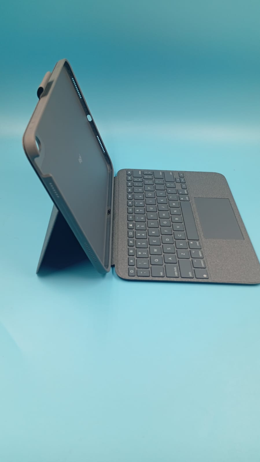 Funda c/teclado extraíble para iPad 10.° gen, Logitech Combo Touch.