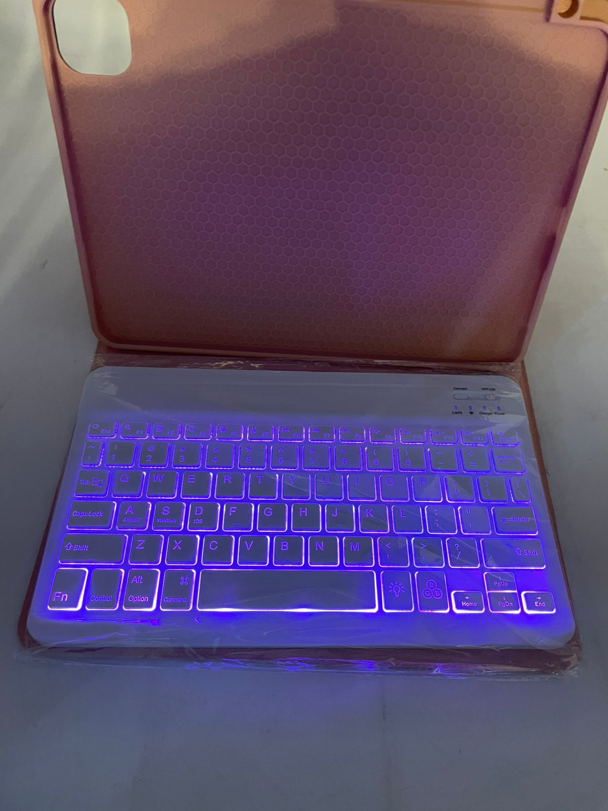 FUNDA PARA IPAD ROSA DE 11 PULGADAS, CON TECLADO.