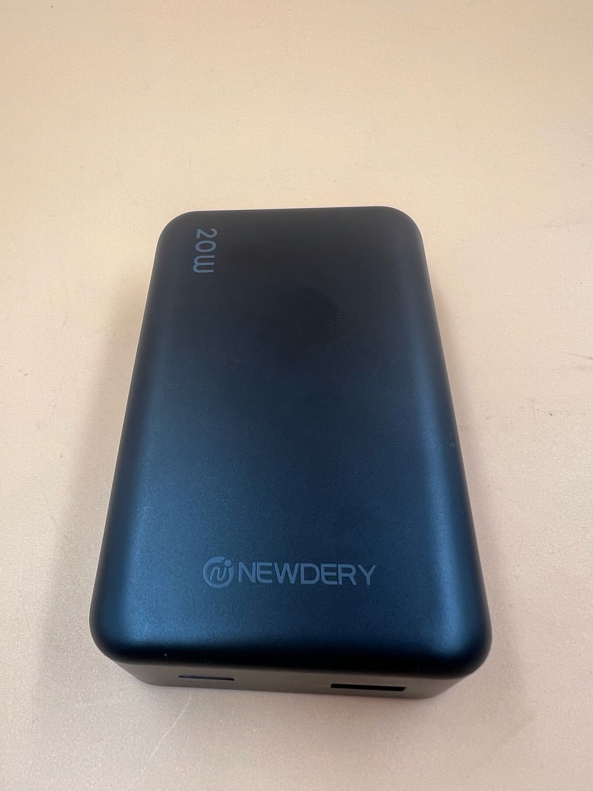 Batería externa magnética NEWDERY (USADO)