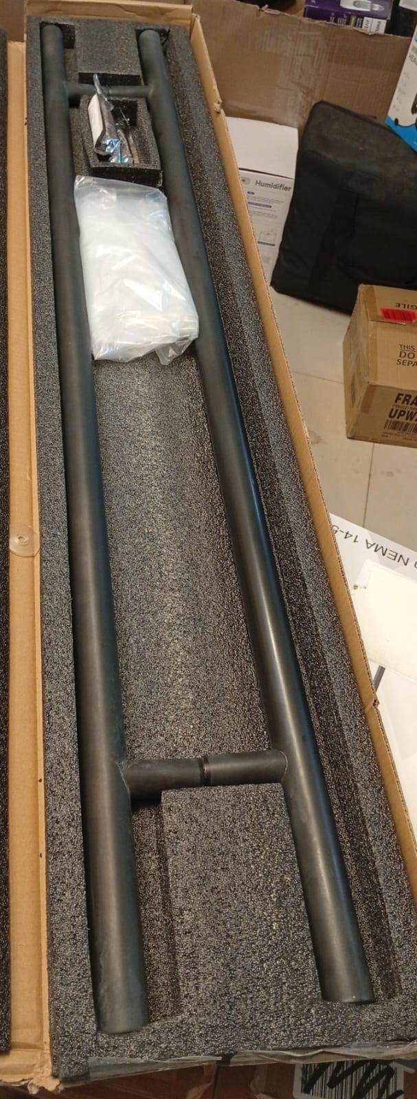 Manija de puerta de acero inoxidable, 48", acabado negro mate.