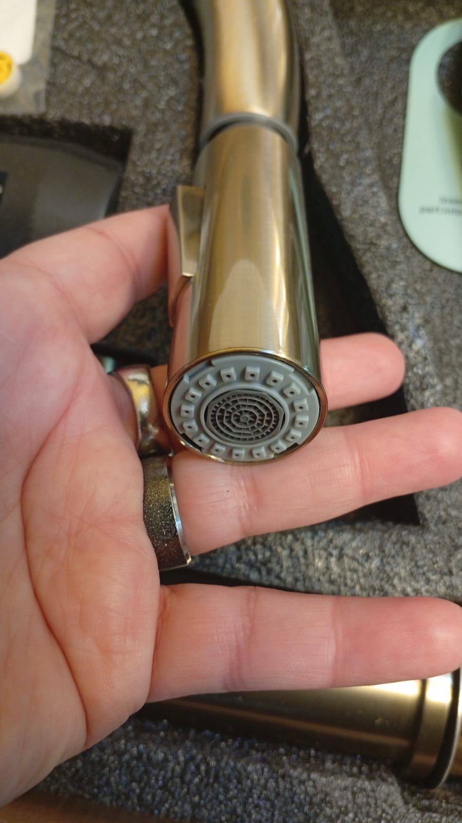 Grifo de cocina con rociador extraíble, oro cepillado, 1 o 3 ags.