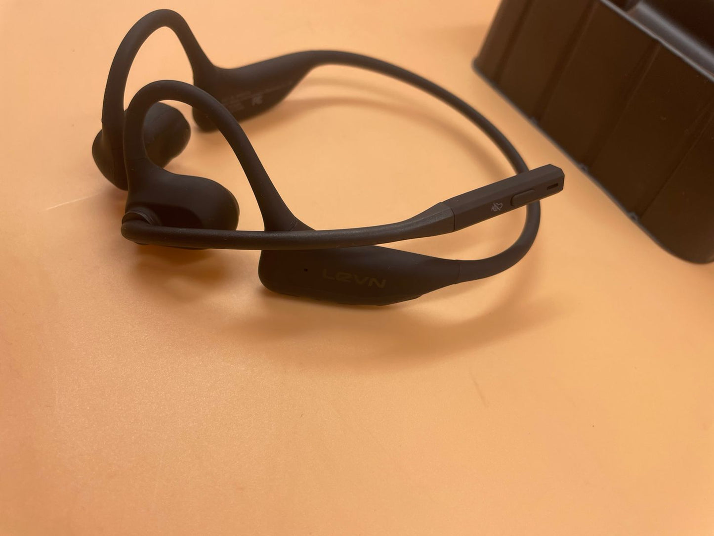 LEVN - Auriculares de oído abierto con micrófono.(USADOS)
