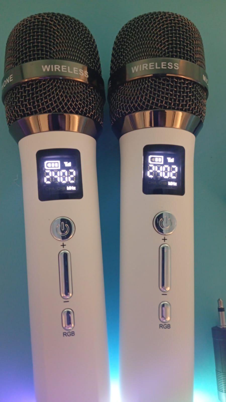 Micrófonos inalámbricos, conexión chip uno a uno, luces LED.