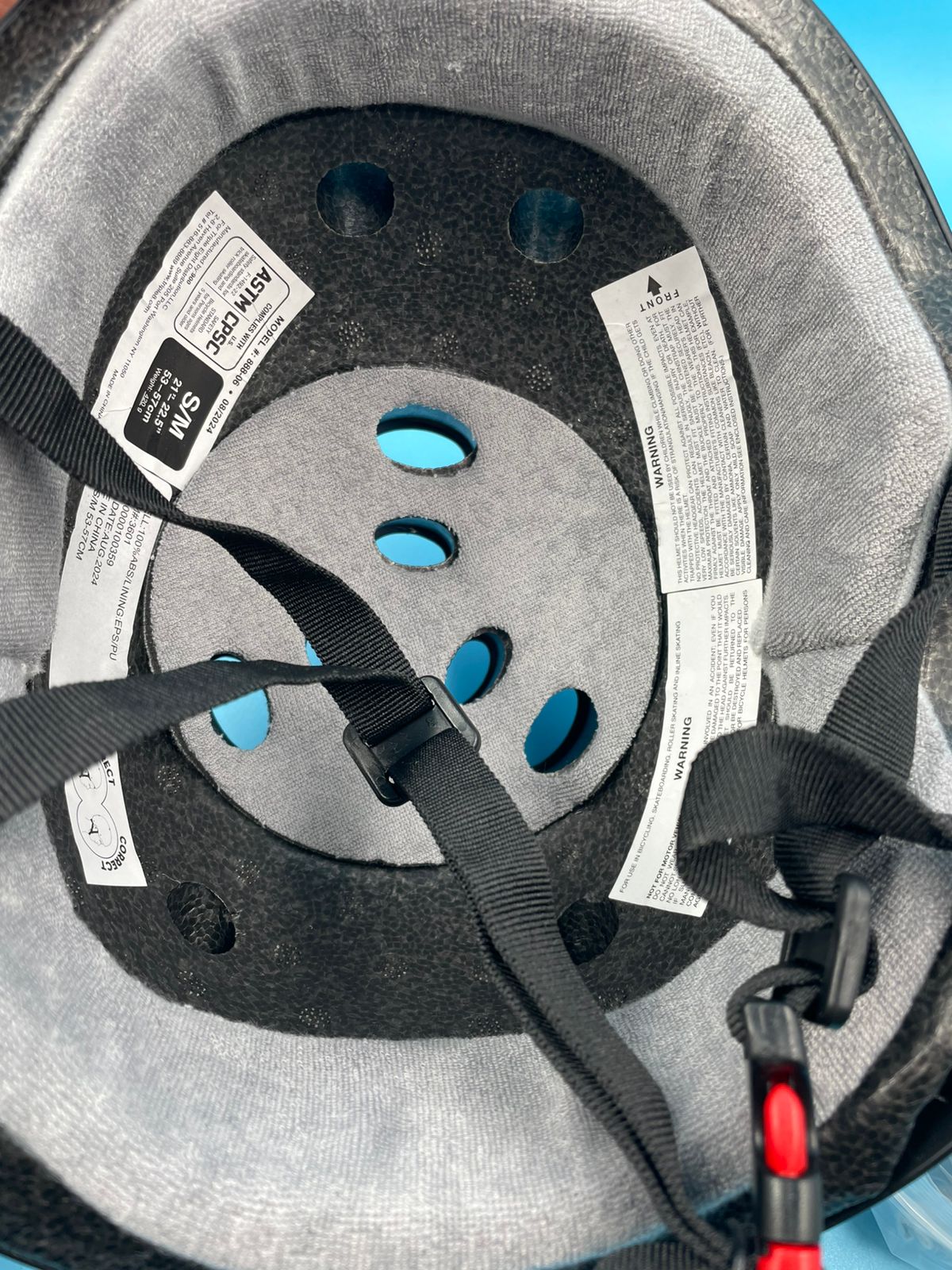 Casco Triple 8 rainbow ,color negro unisex.