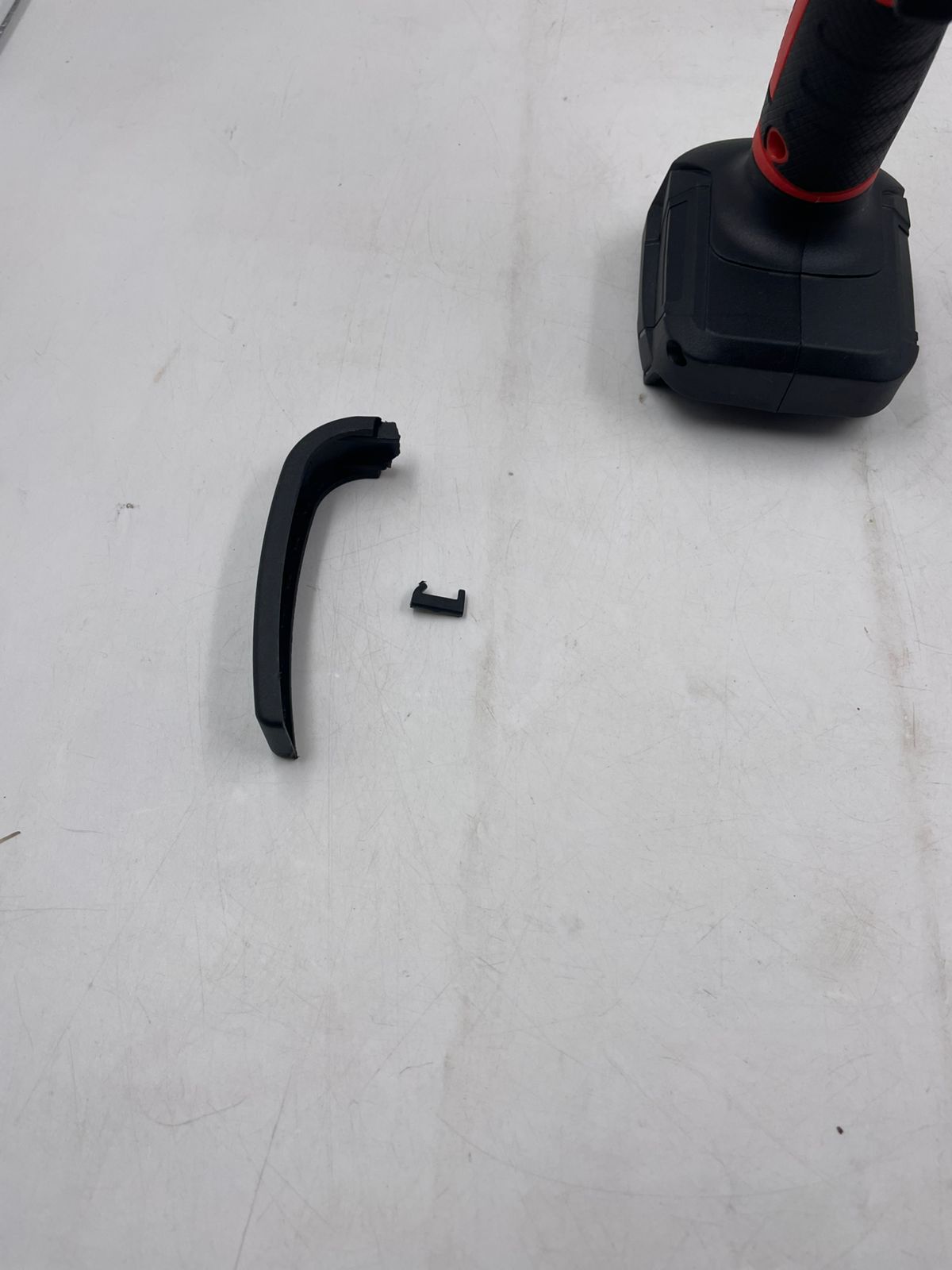 Mini motosierra inalámbrica de 6 pulgadas.