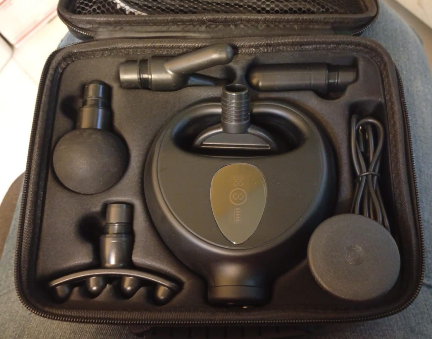 Pistola de masajes con 6 cabezales, 8 velocidades, recargable.(USADO)