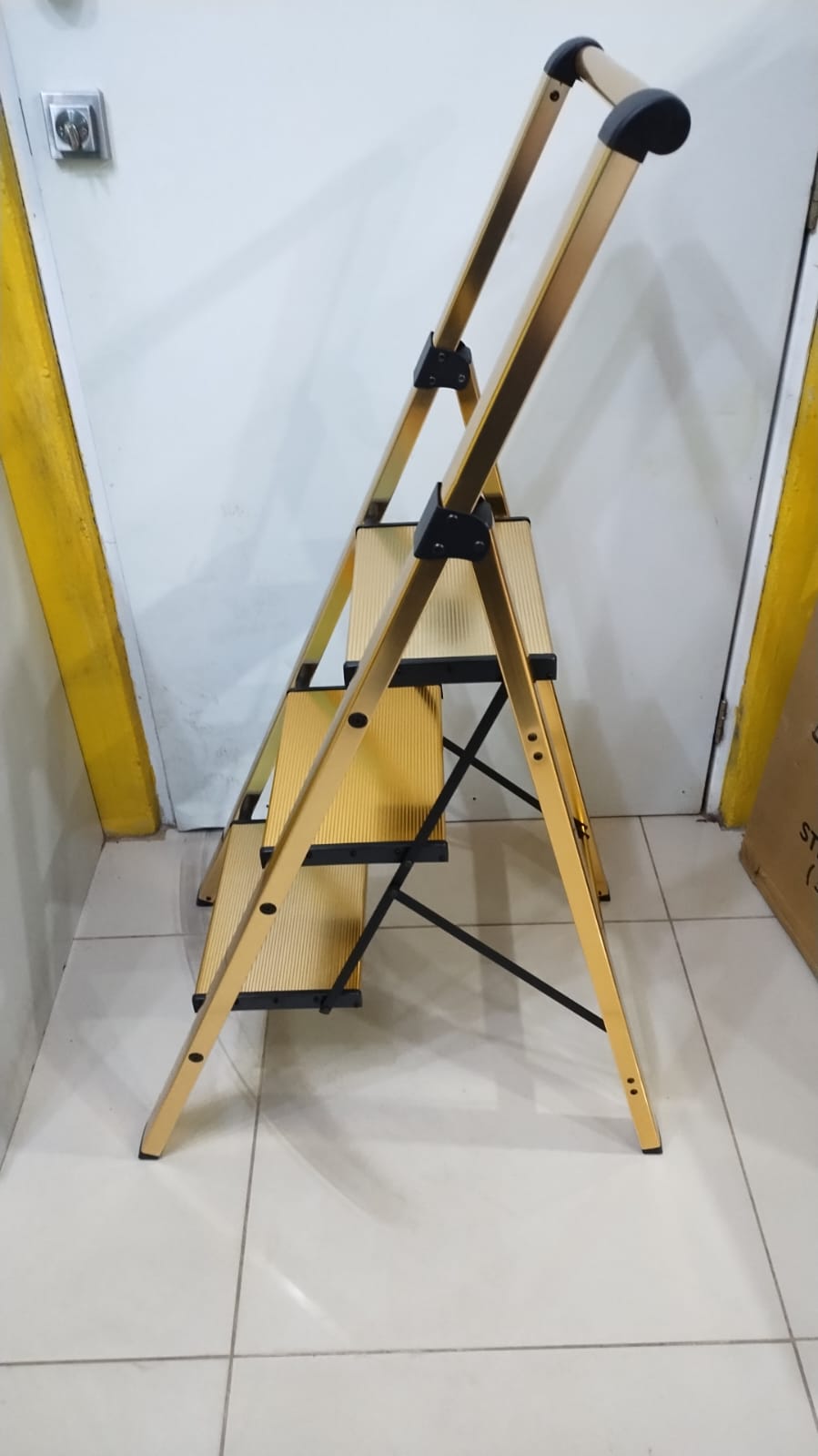 Escalera, aluminio de 3 escalones, plegable con asa, antideslizante.