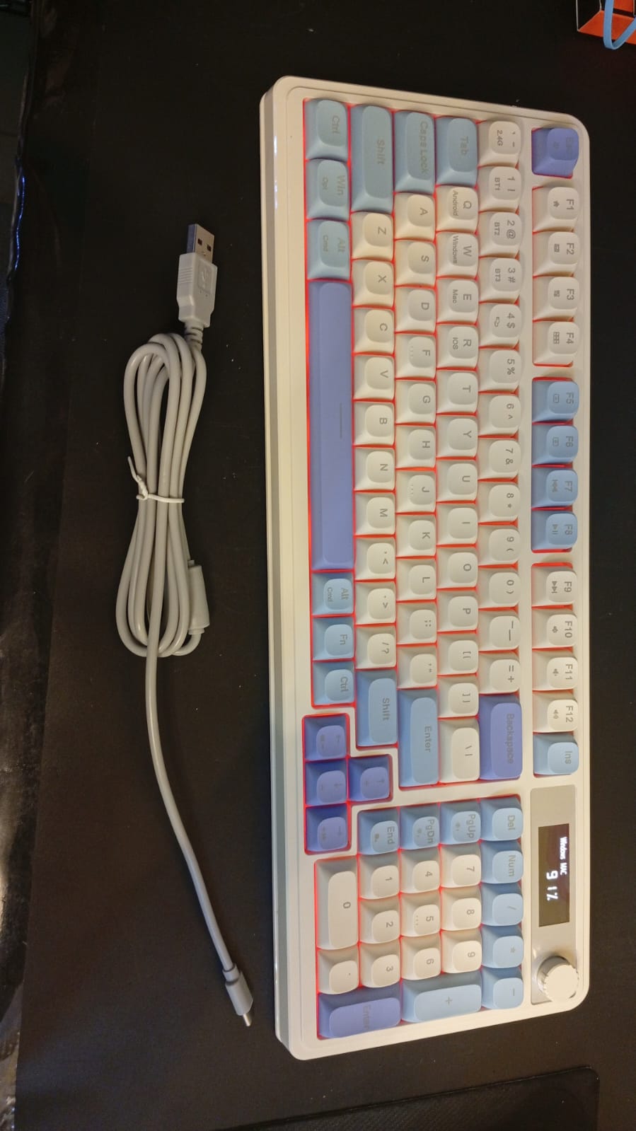 Teclado para juegos AULA S99 Pro, visualización y perilla multimedia.