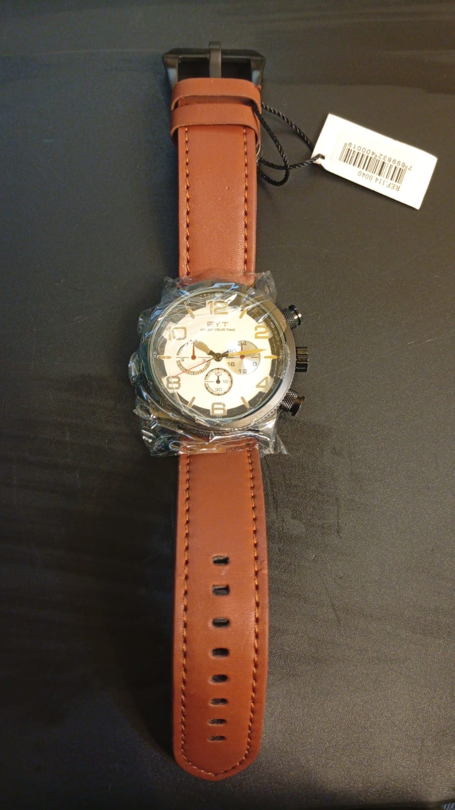 Reloj EYT, caja negra, esfera blanca, correa marrón.