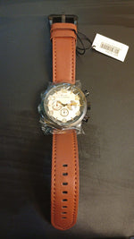 Reloj EYT, caja negra, esfera blanca, correa marrón.