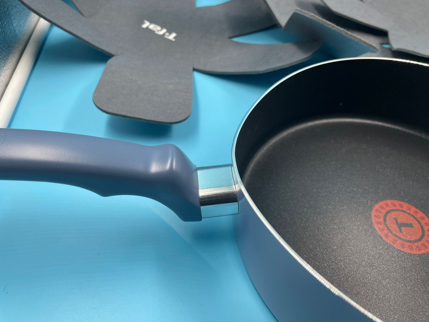 Batería de Cocina T-fal Azul Claro con 22 Piezas. (DETALLE)