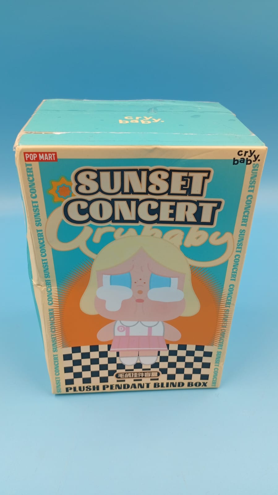 Caja con colgante de felpa, figuras Crybaby, Popmart.(ABIERTO).