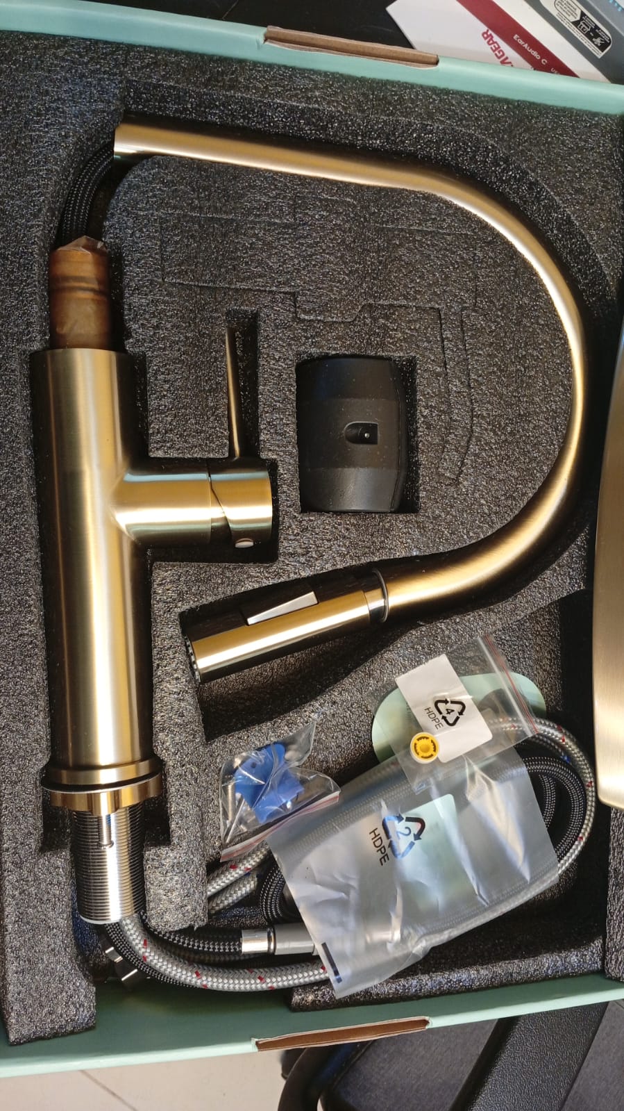 Grifo de cocina con rociador extraíble, oro cepillado, 1 o 3 ags.