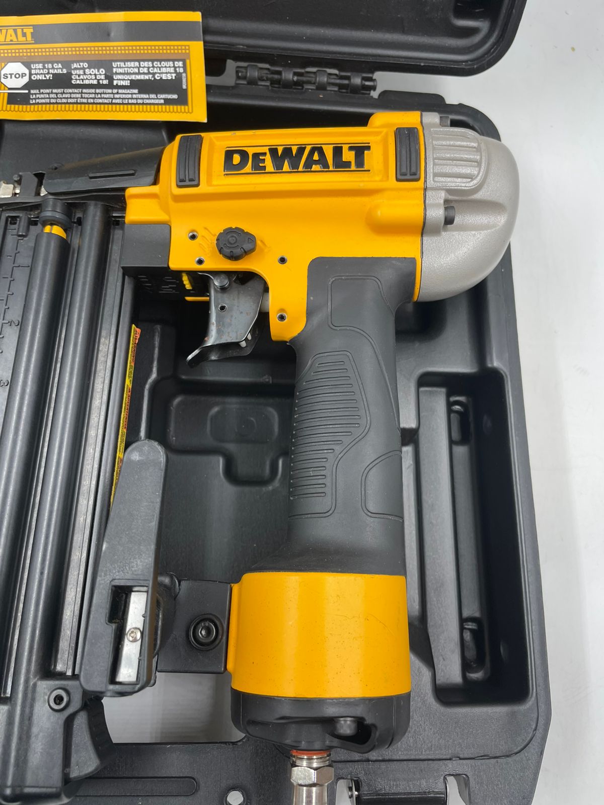 Clavadora Brad neumática calibre 18 DEWALT.(USADA)